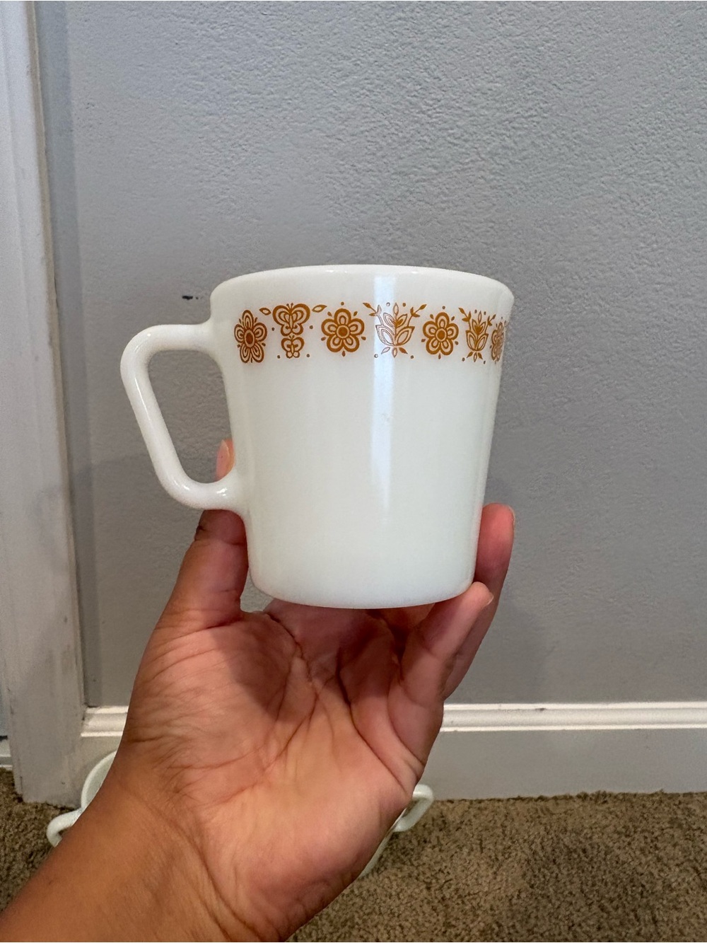 Vintage Pyrex No Corning D-Handle Milk Glass Coffee Mugs Butterfly Gold Set of 4 - Picture 3 of 14